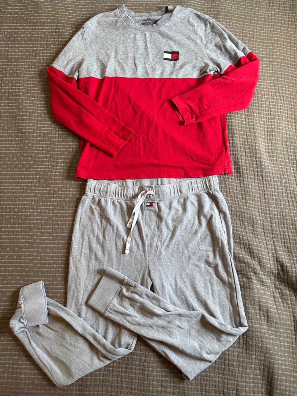 Tommy Hilfiger Men's 2-Piece Pajama Set Colorblock Long Sleeve Shirt Joggers L